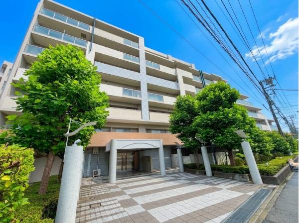 藤沢駅徒歩16分、住宅街に佇むマンションです
