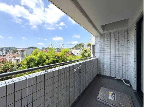 緑豊かな住環境。駅からの道のりは平坦で商業施設も充実してます♪