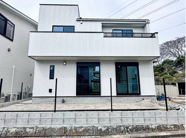 南道路に面し、陽当り良好な、庭付き新築戸建住宅です