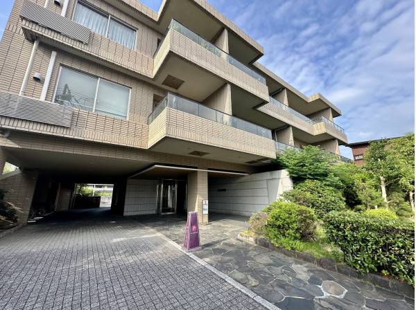 重厚感あふれる低層レジデンス