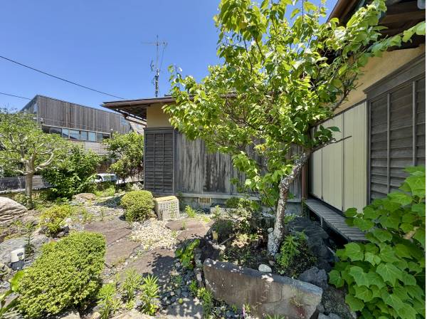 贅沢な日常を叶える日本庭園付き住宅です。