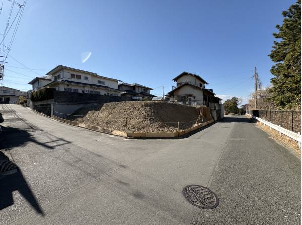 開放的な角地に佇みます。