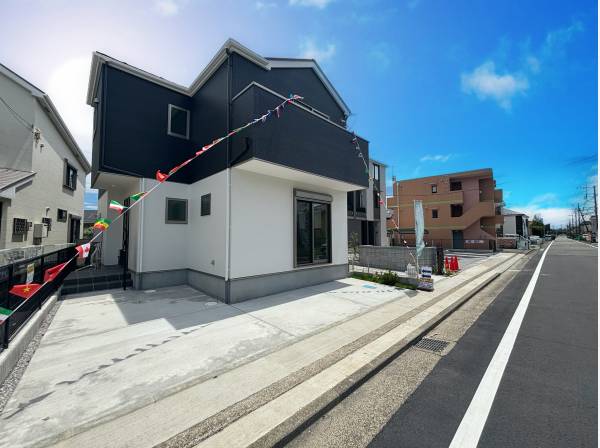 湘南の風景に寄り添う、穏やかなファザード