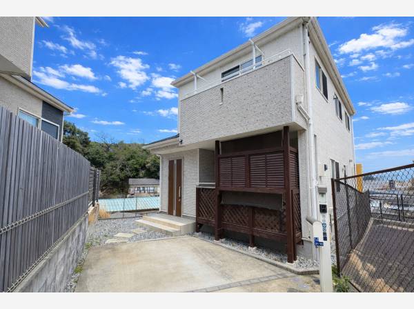 高台の静かな住宅地に佇む、爽やかな白の外観