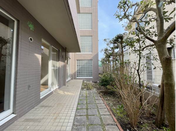 外から出入りができる庭