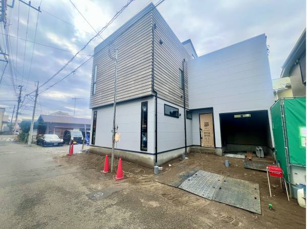 ガレージ付きのカッコ良い新築戸建て！