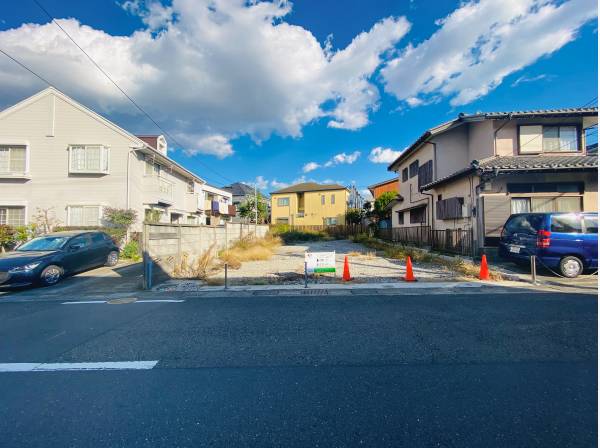 道路との高低差なし。