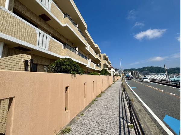 神奈川県逗子市新宿２丁目のマンション