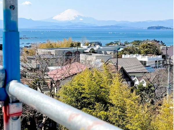 この場所で、お部屋の中から「海・富士山・江ノ島」を眺める生活が送れます