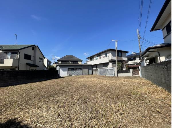 現地西側の様子、解体予定の平屋の倉庫が見えています。