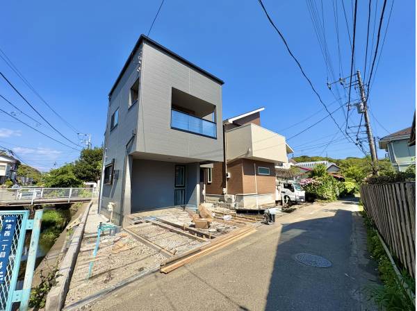 閑静な住宅地に馴染む落ち着いた色合いの外観