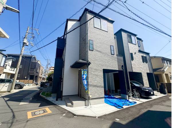 角地に佇む駅チカの住宅になります