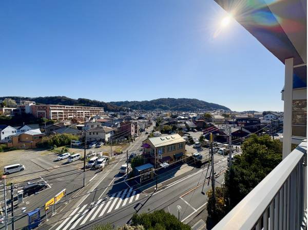 葉山町の緑を望みつつ海もチラッと見えます
