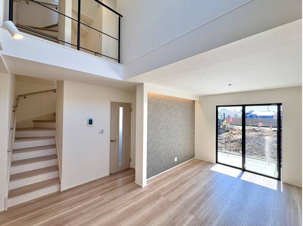 吹き抜け空間の明るいリビング