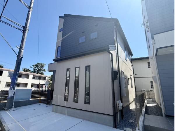 2トーンカラーがお洒落な外観!外壁の一部にガルバリウム鋼板を採用