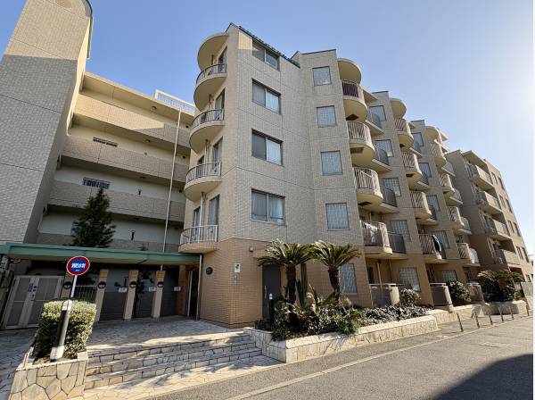 駅徒歩13分、スーパー徒歩1分(約80m)の立地です。