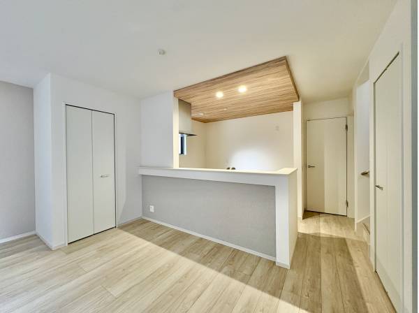 対面キッチンは、リビングで過ごすご家族と程よい距離感を保ちます。