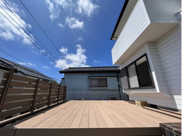 ウッドデッキと芝生のお庭が出迎えてくれる葉山の家