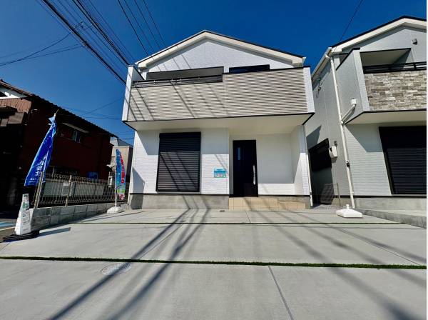 角地のため日当たり良好！駐車場も広くて、車が並列で2台停められますよ。