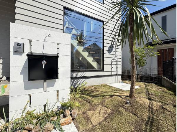 湘南ライフに欠かせない屋外シャワーもございます♪