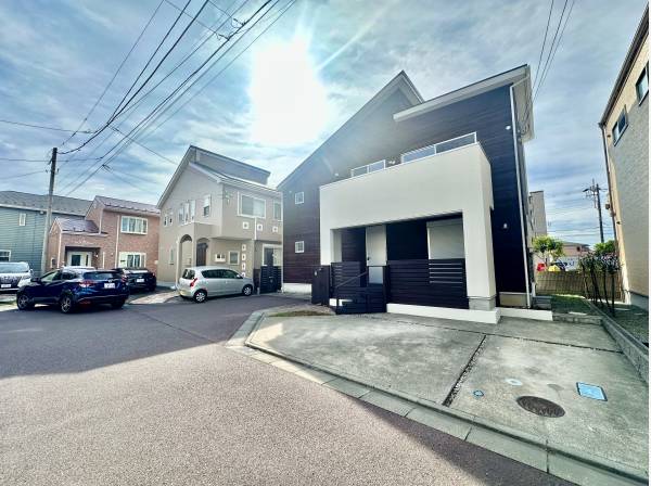 前面道路も広く開放的です