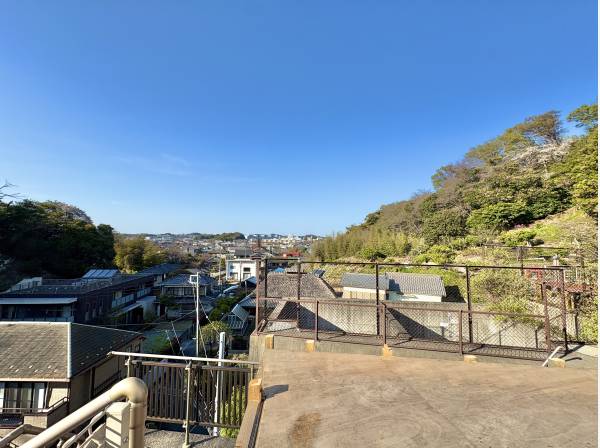 裏庭からは、鎌倉手広の街並みを望みます
