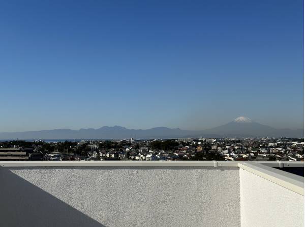 ルーフバルコニーから富士山・相模湾を望みます！！