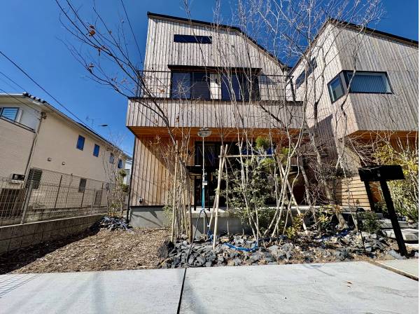 外観もこだわりのあるデザインとなっております。シャワー付き