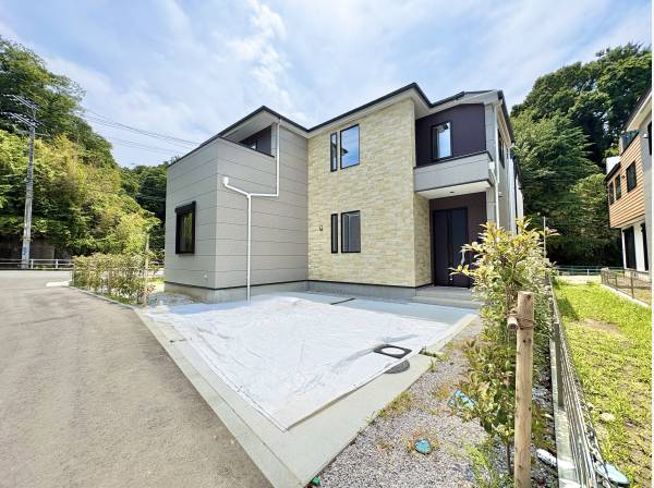 閑静な住宅地に馴染む落ち着いた色合いの外観