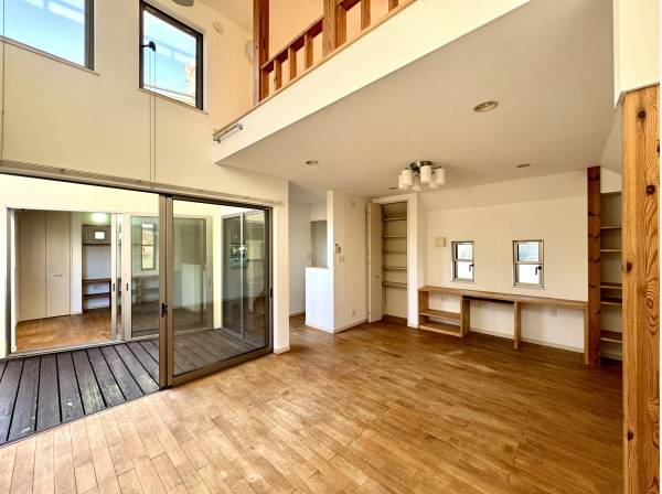 注文住宅ならではの間取り設計
床材は無垢を使用