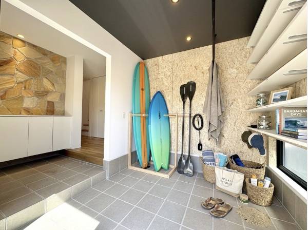 玄関土間スペースのあるデザイナーズハウス。家具等はCGで作成しています