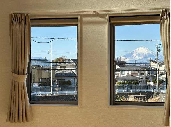 主寝室の窓から望む富士山を是非現地で！