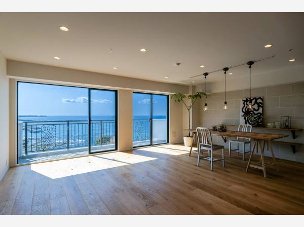 リビングの何処にいても海を望む眺望/約26帖の大空間が広がります