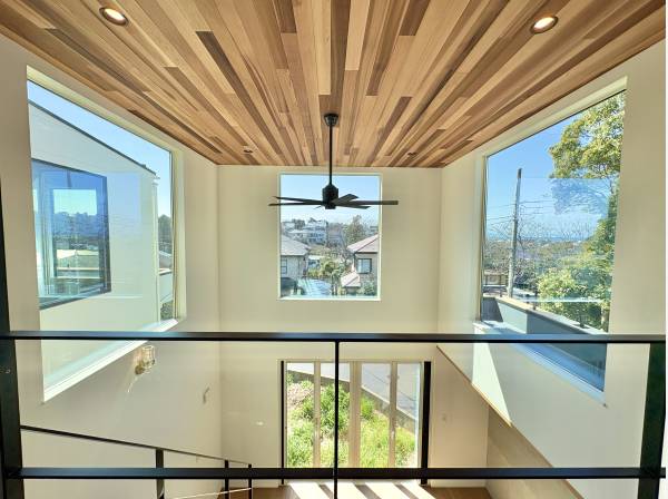 見上げると空が見え雲がたなびく余白が嬉しい採光の窓