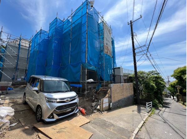 工事中ですが、駐車スペースは広々しています。