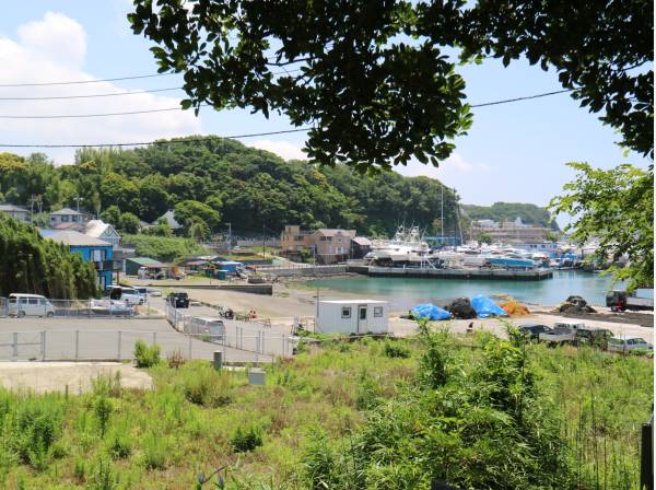 目の前に芦名海水浴場が広がる立地
