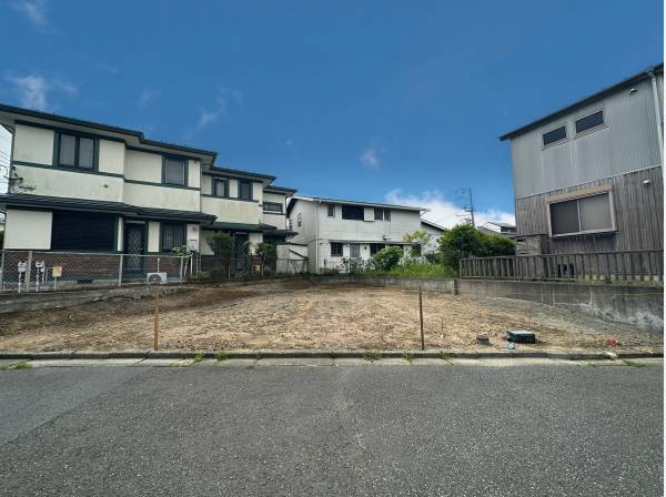 間口の広い敷地となっております。