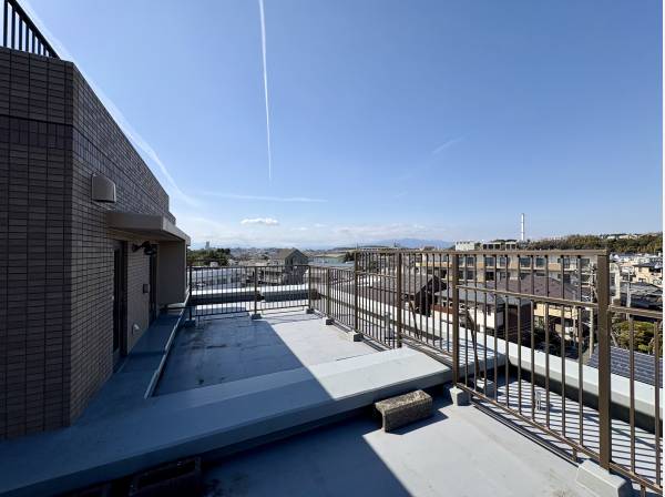 ルーフバルコニー付きのお部屋です。藤沢駅徒歩14分