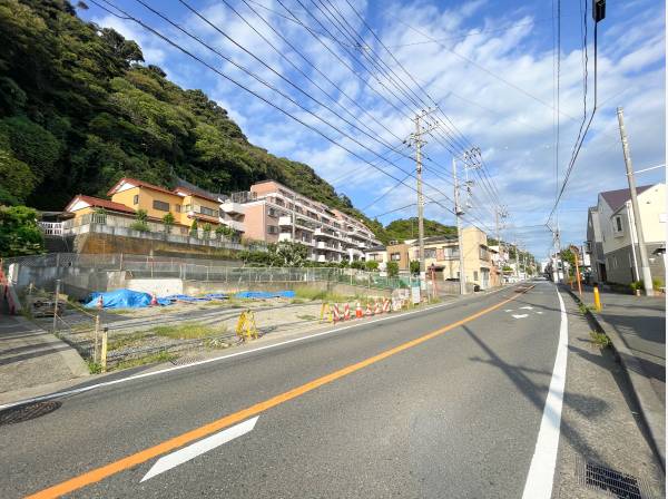 広い道路に面しております。