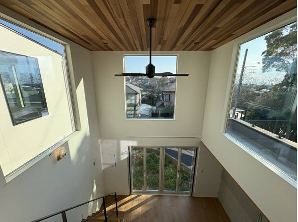 吹き抜け天井の開放感あるLDK