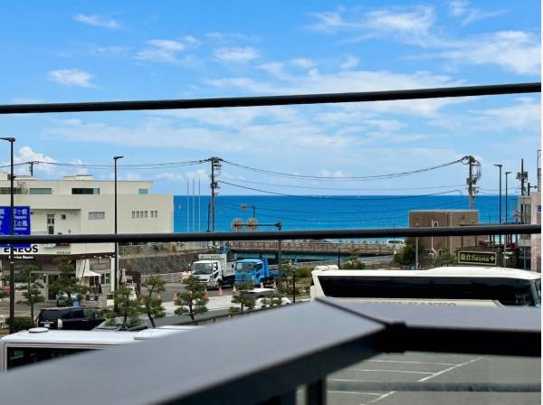 リビング、3階バルコニーともに海を望みます