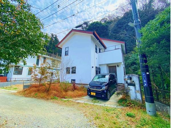 緑いっぱいの環境です。立地的にお車は小さめがおススメですね。