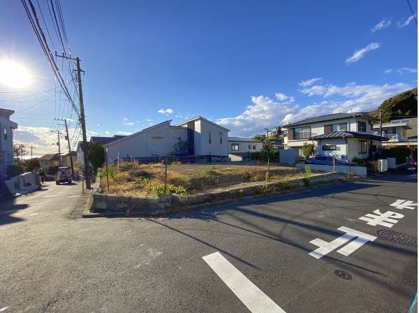 住宅街は高い建物が無く、空をこんなにも広々と感じられます。