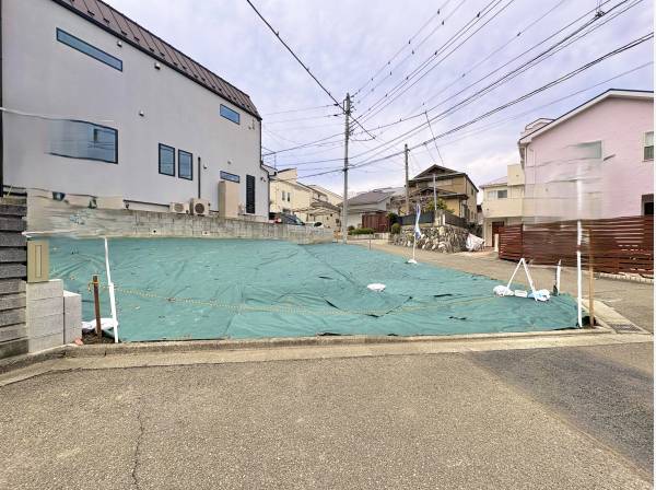 現地は角地になっており、開放感もございます。