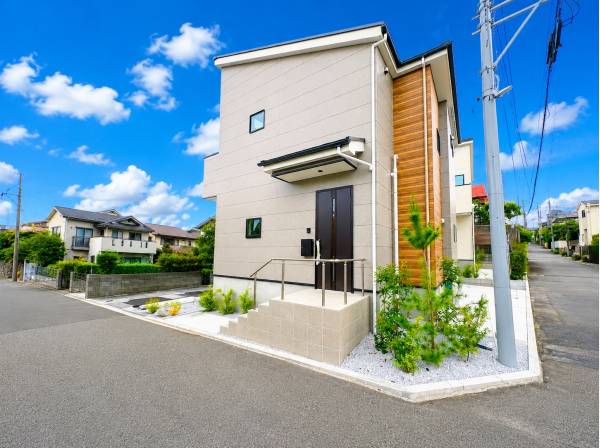 角地に佇むスタイリッシュなデザイン邸宅