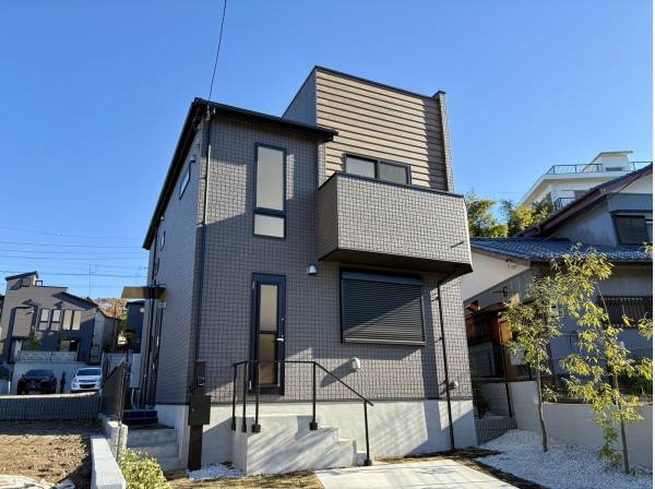 カースペース2台分、洗練されたデザインの新築邸宅！