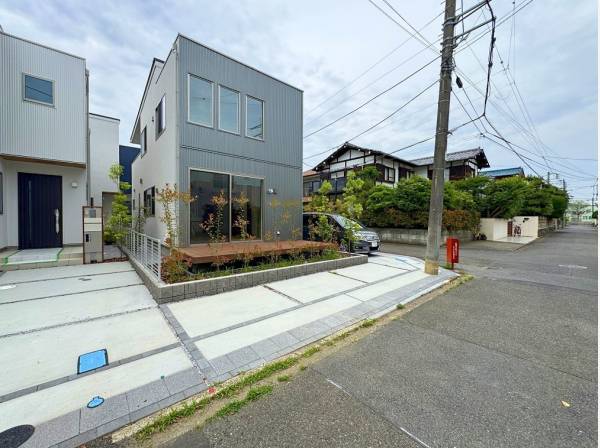 この開放感は角地ならでは。