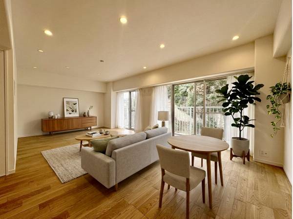 ゆったりとしたリビングダイニング。緑の借景。家具等はCGで作成