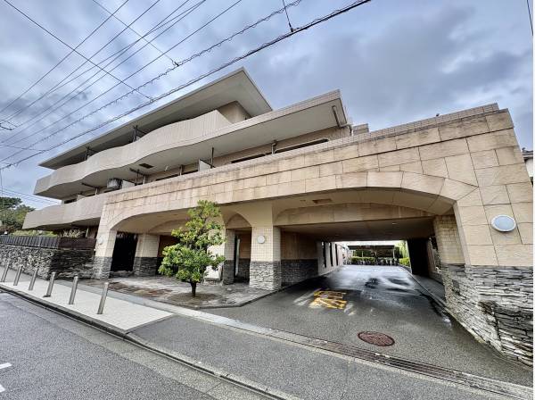 神奈川県藤沢市鵠沼海岸４丁目のマンション