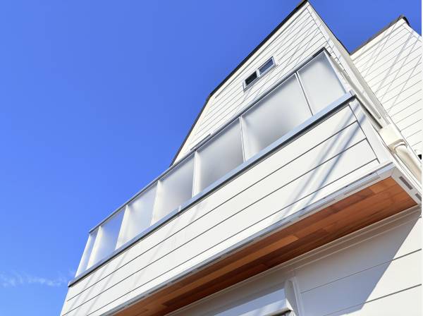 青空に映える湘南らしい外観